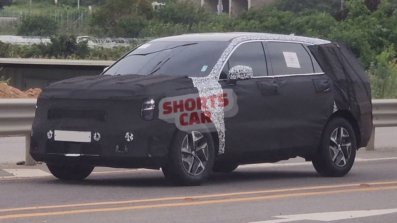 2024 Kia ​​Sorento facelift spied, due next year