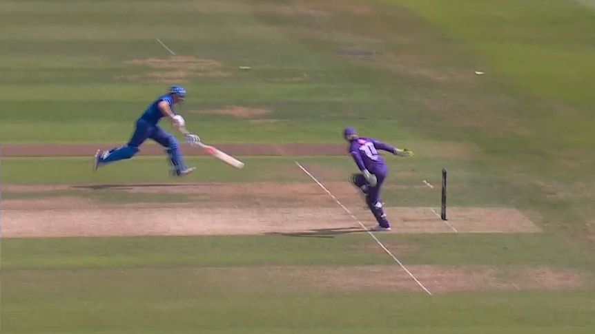 Alyssa Healy runs out Beth Mooney in The Hundred, sparking Northern Superchargers' win over London Spirit