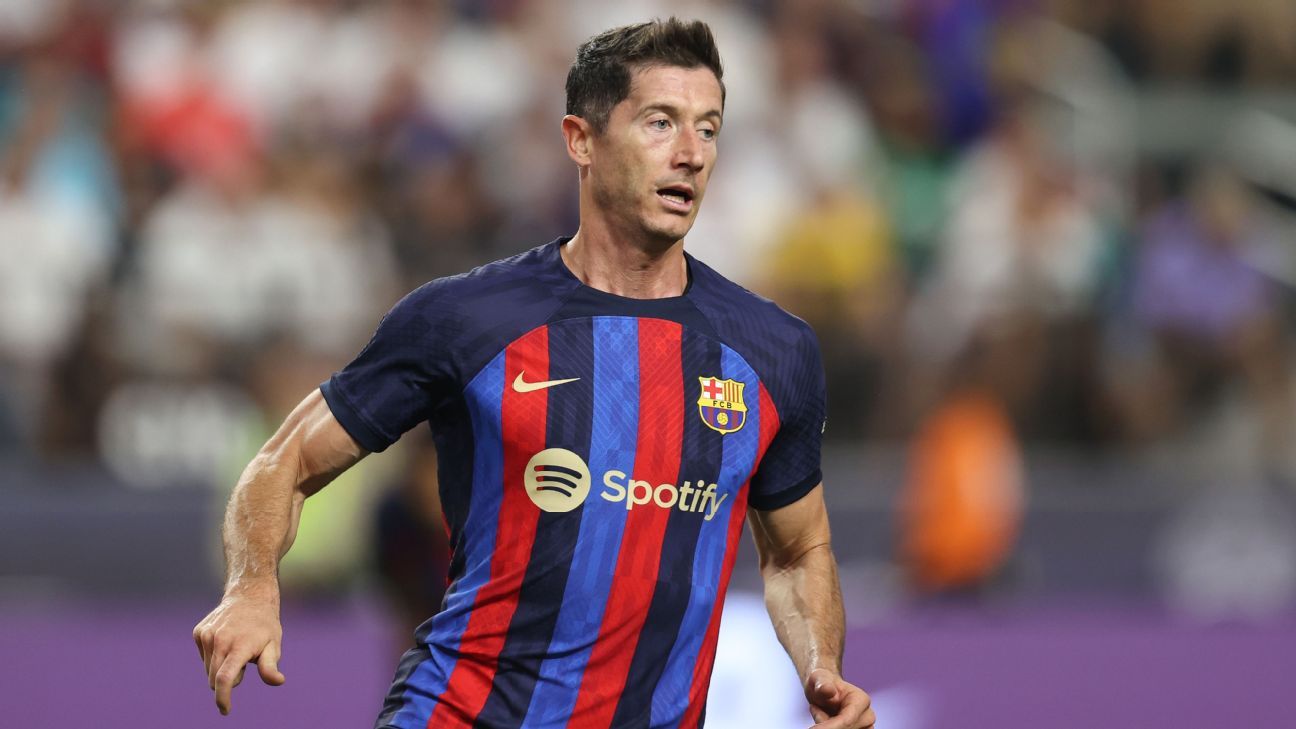 Barcelona's Robert Lewandowski says farewell to former Bayern Munich teammates during brief visit