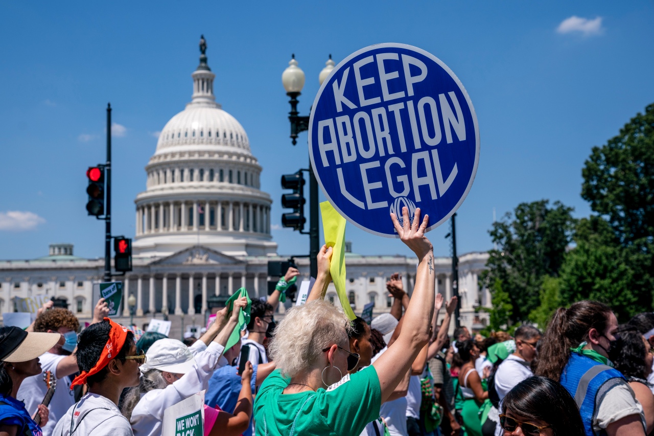 Bipartisan senators introduce bill to codify abortion rights