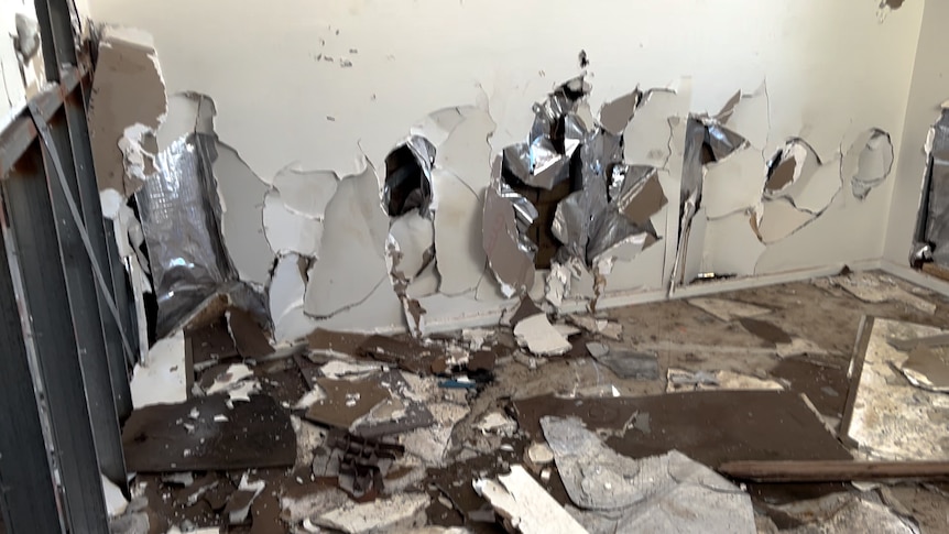 Carnarvon Shire Council president says parts of town look like a 'war zone', as he begs WA Premier for help