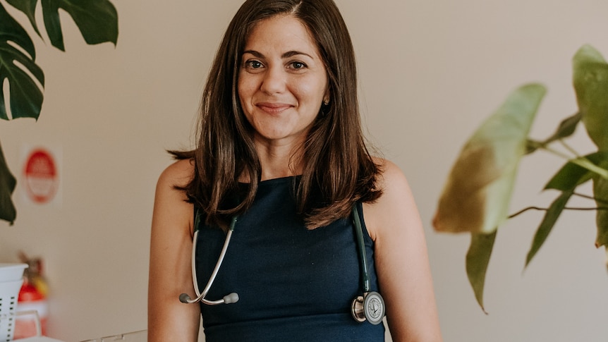 Female GPs say 'inadequate' Medicare rebates, pressure to bulk bill patients adds to emotional burn out