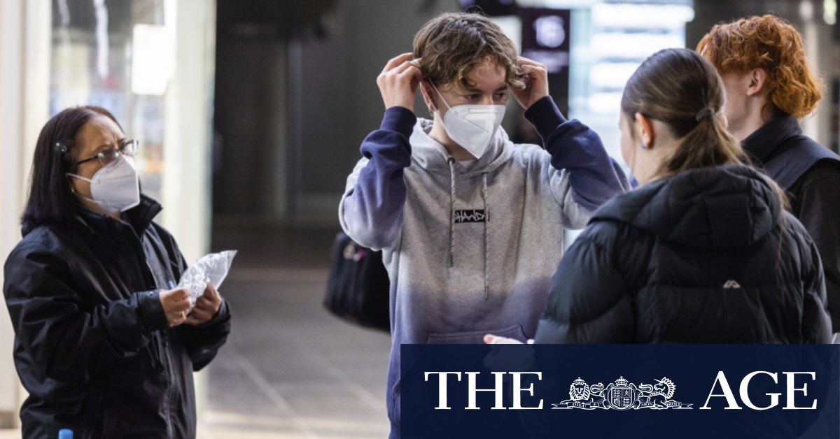 Free N95 and KN95 face masks handed out at railway stations, community health centers