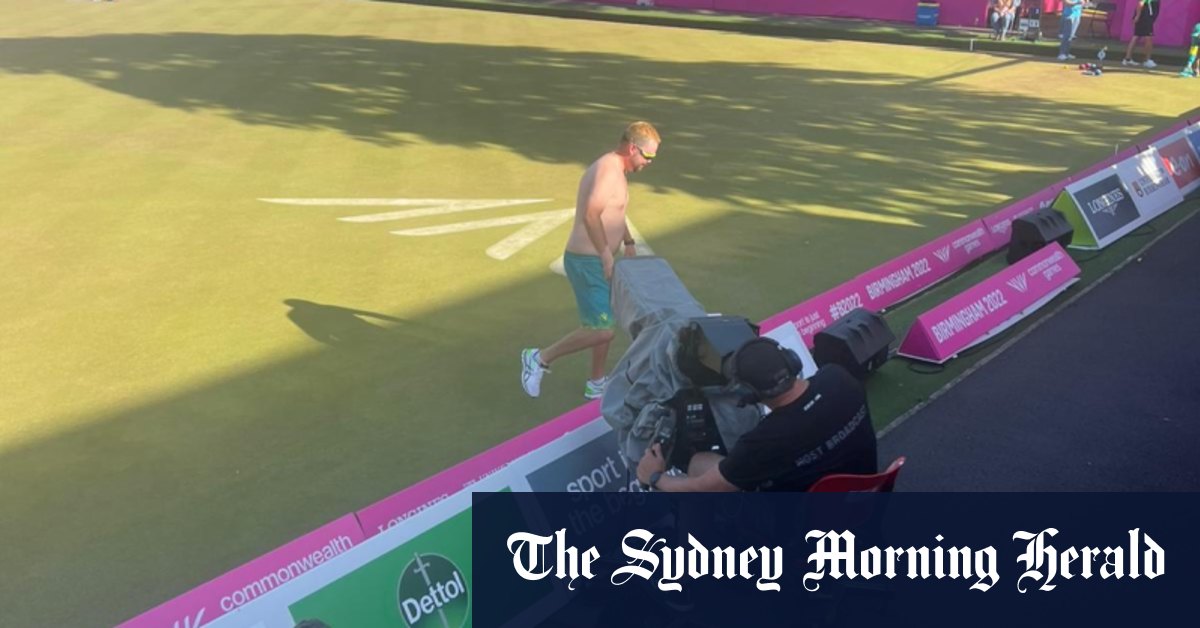 Golden day for Australia's lawn bowlers — but they're still banned from the pub