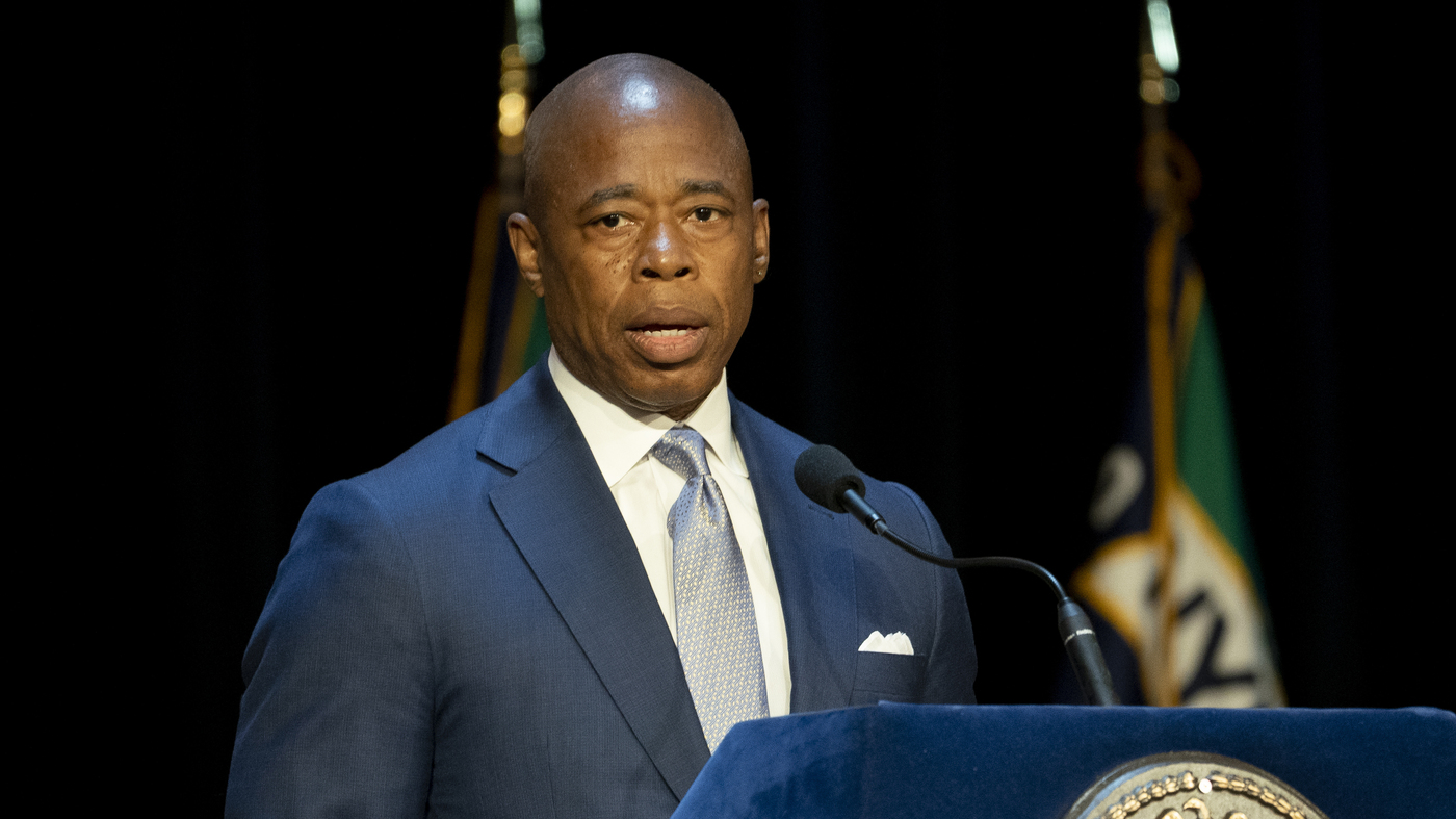 Greater New York says Abbott sending busloads of migrants from Texas is 'horrific' : NPR