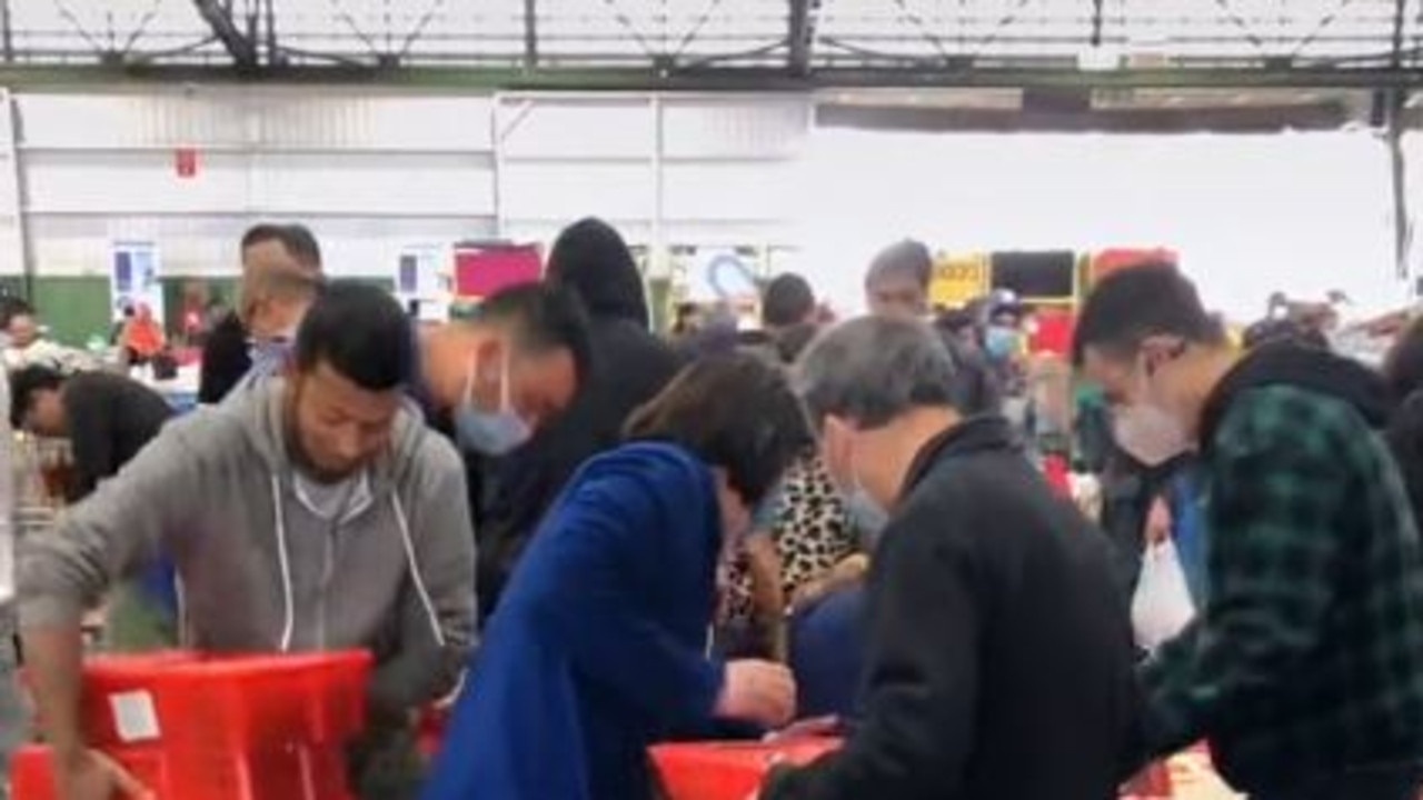 Grocery prices: Free lychees send shoppers into frenzy at Sydney's Paddy's Markets