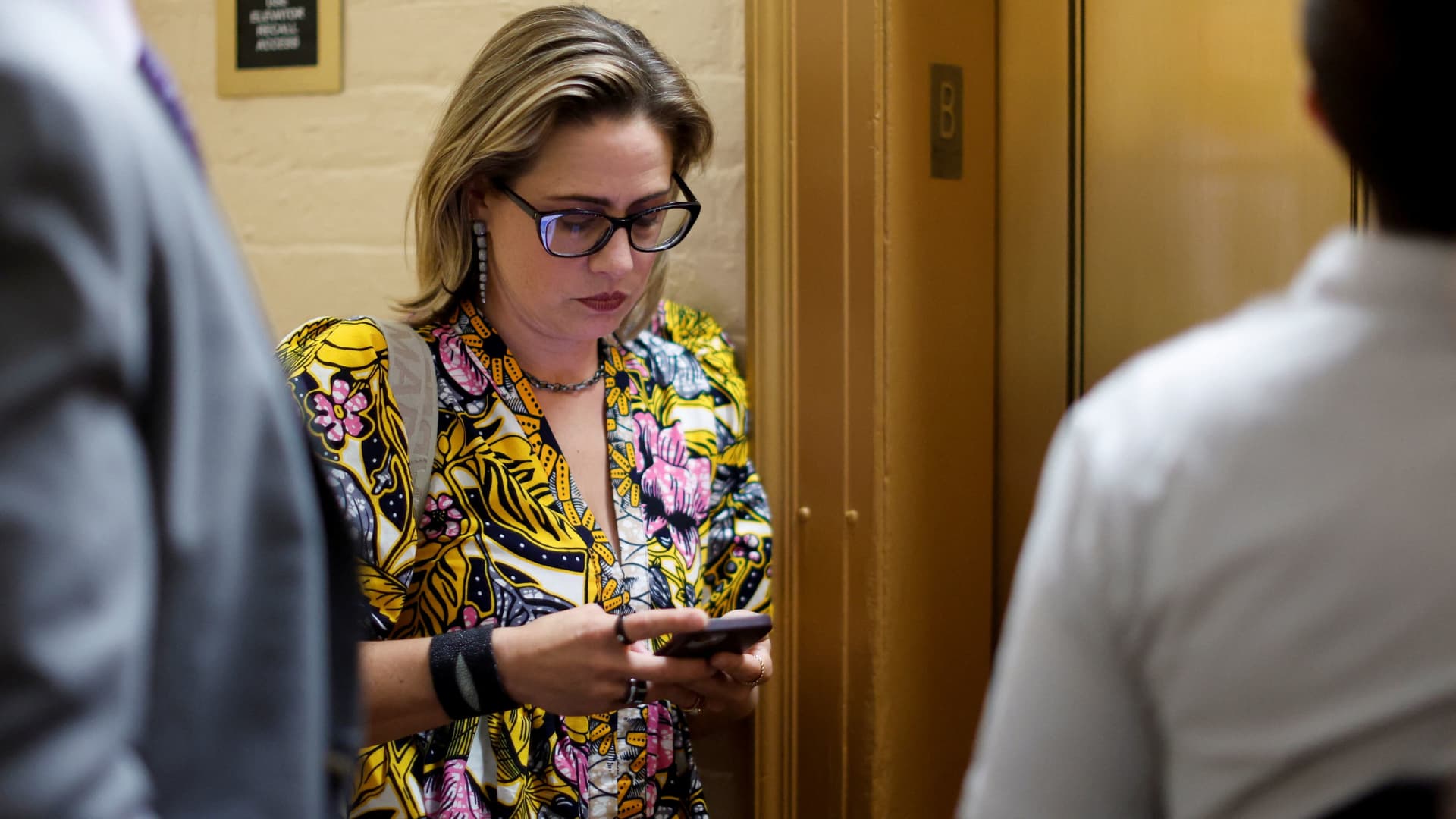 How Wall Street wooed Sen.  Kyrsten Sinema and preserved its multi-billion dollar carried interest tax break