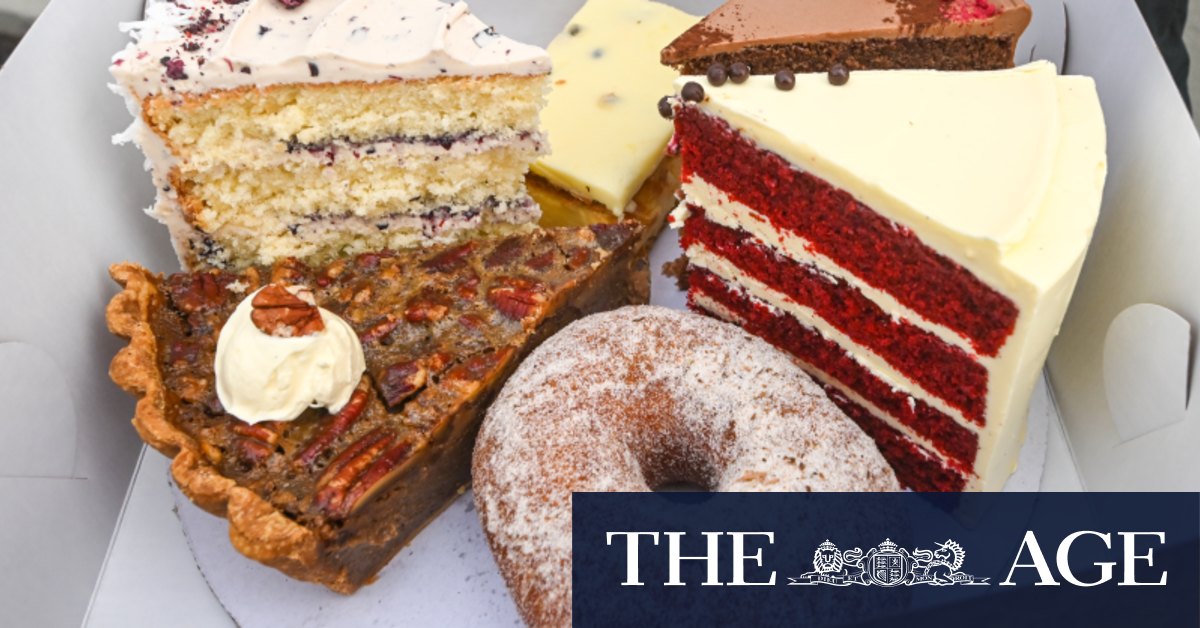 Hundreds queue as the North Melbourne bakery closes