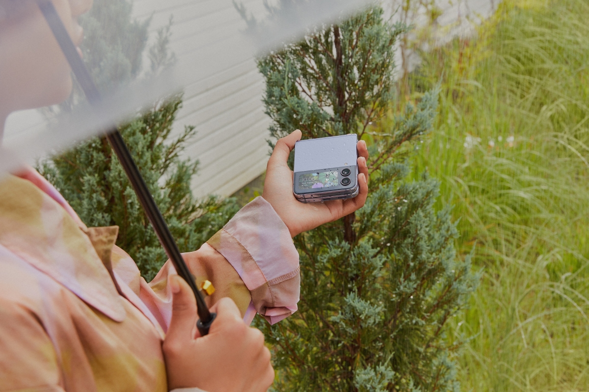 Is the Samsung Galaxy Z Flip 4 waterproof?  Does it have an IP rating?