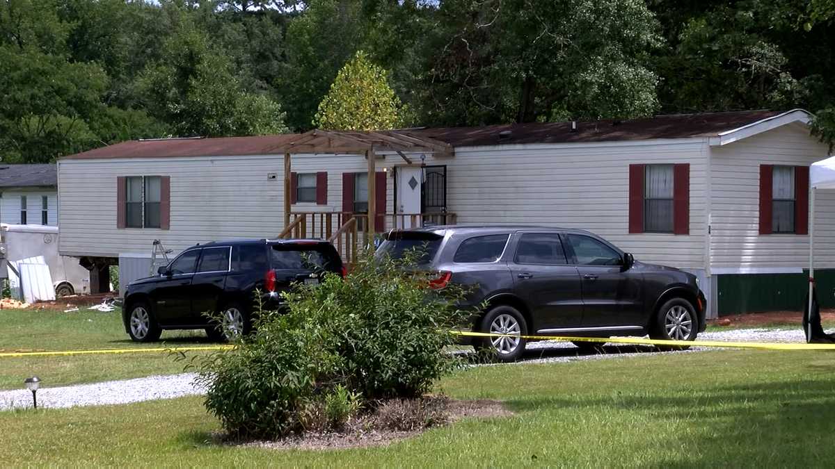 Kidnapped girl escapes, leads authorities to bodies, officials say