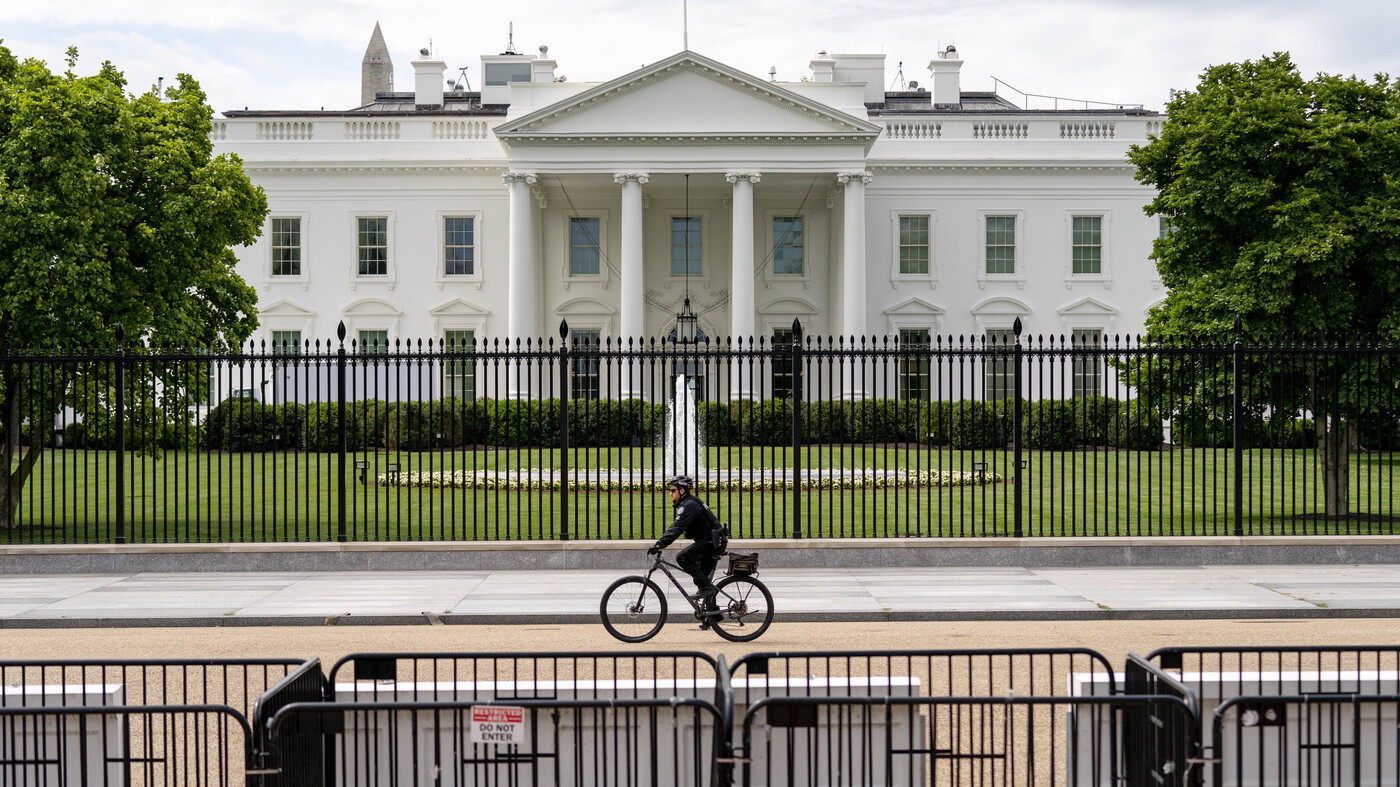 Lightning strikes near White House, killing 2 people : NPR