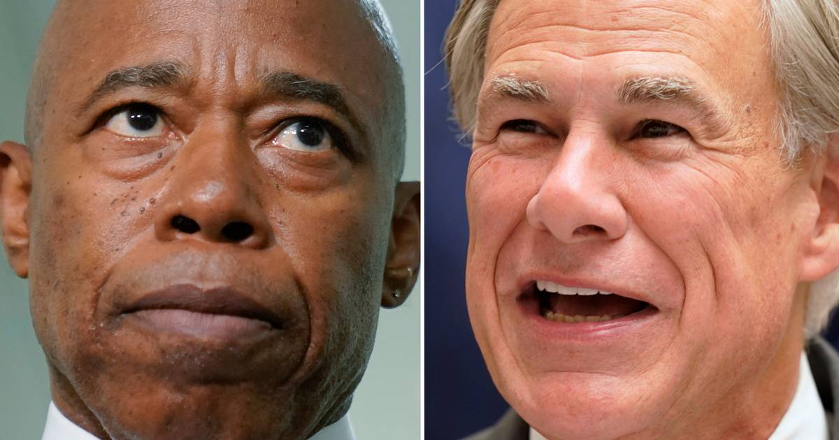 Migrants from Texas border arrive at NYC's Port Authority