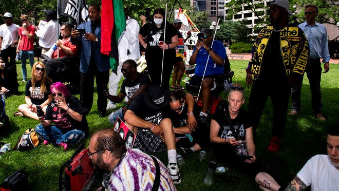 Minnesota jail officers barred from guard Derek Chauvin get $1.5M