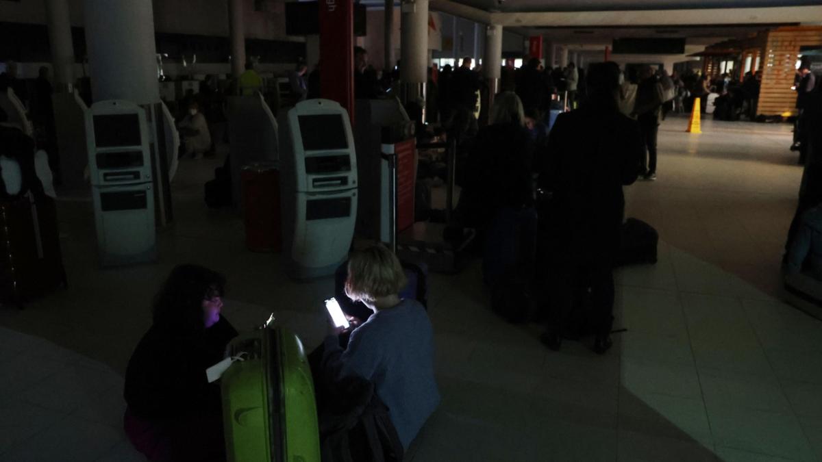 Perth Airport closes for two hours after Western Power outage