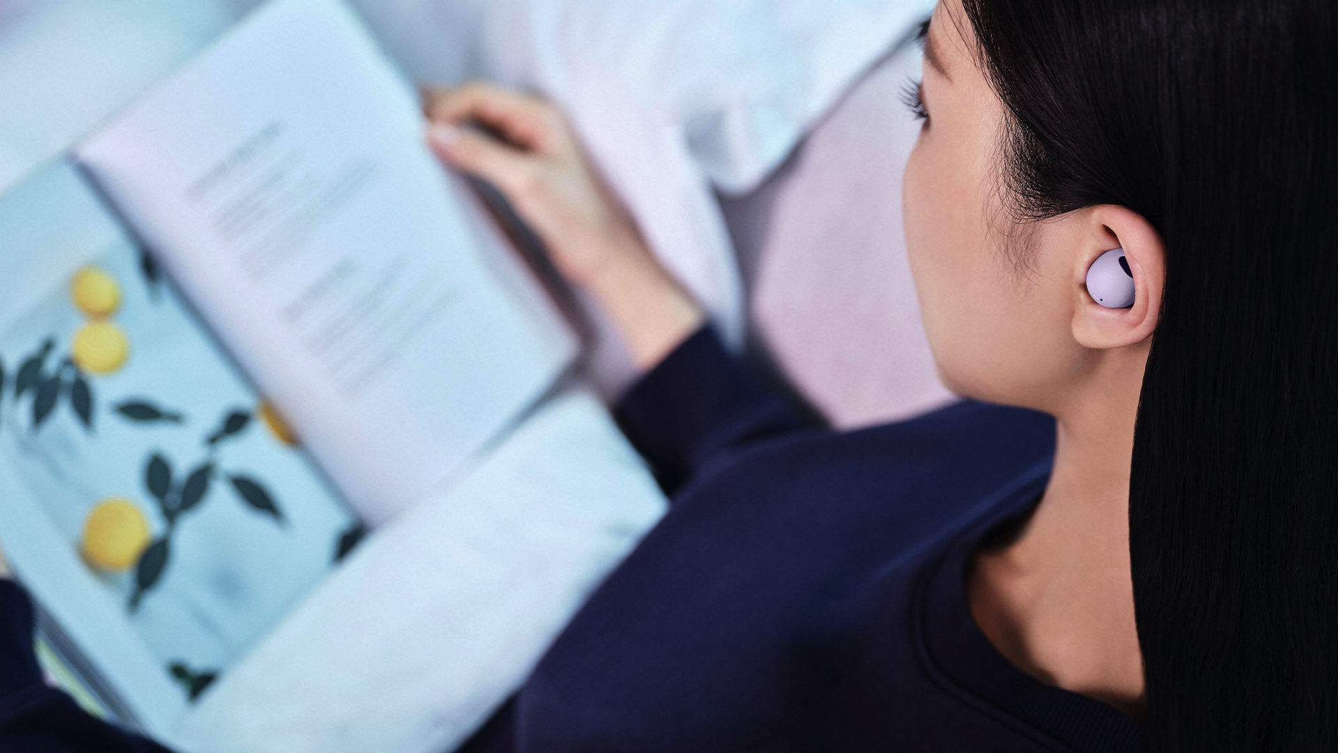 Samsung's Latest Earbuds Ask You to Correct Your Posture – Review Geek