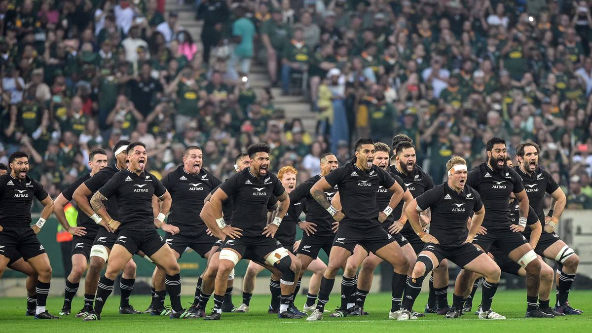 Sir Graham Henry: This is not the Kiwi way - it's time to back the All Blacks