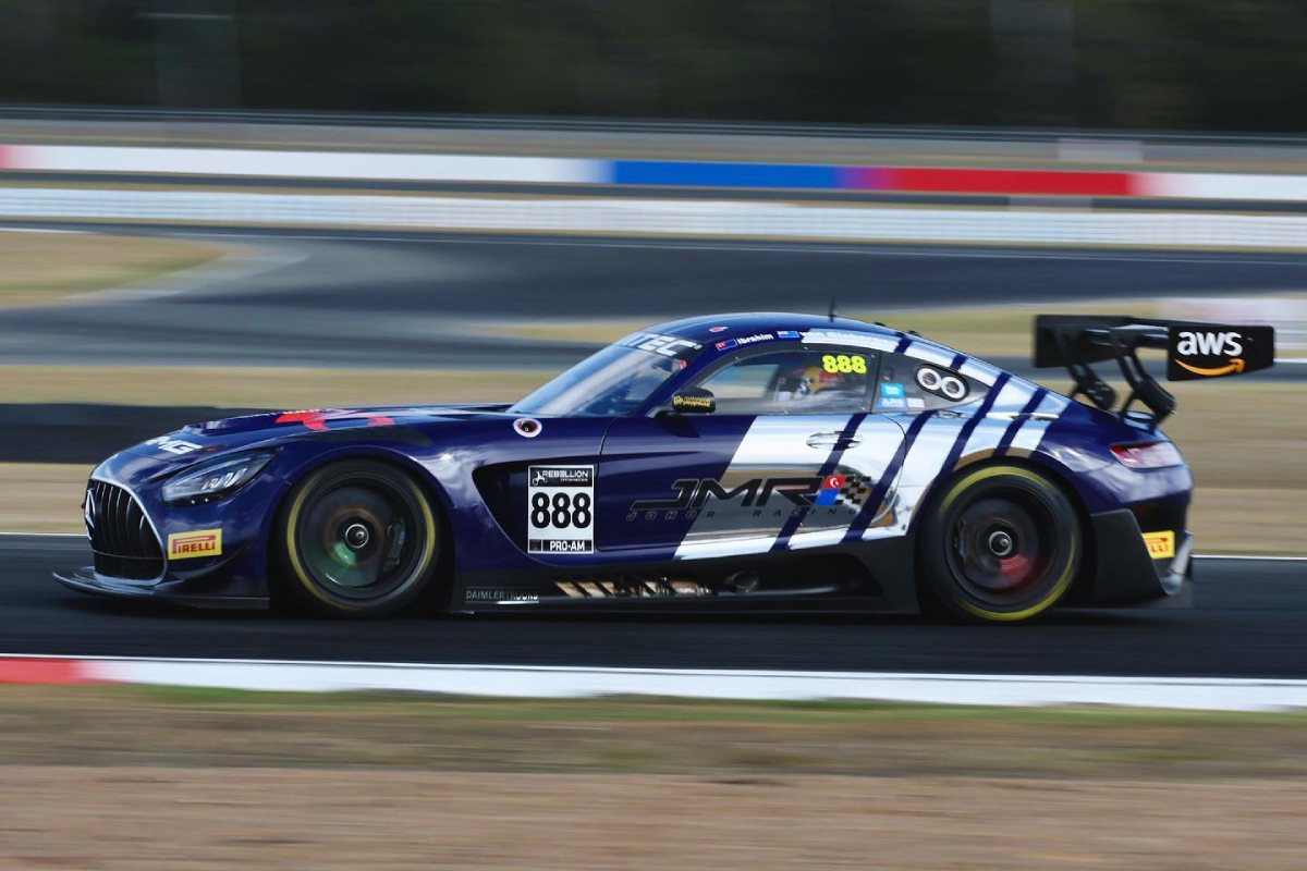 Triple-Eight-Queensland-Raceway