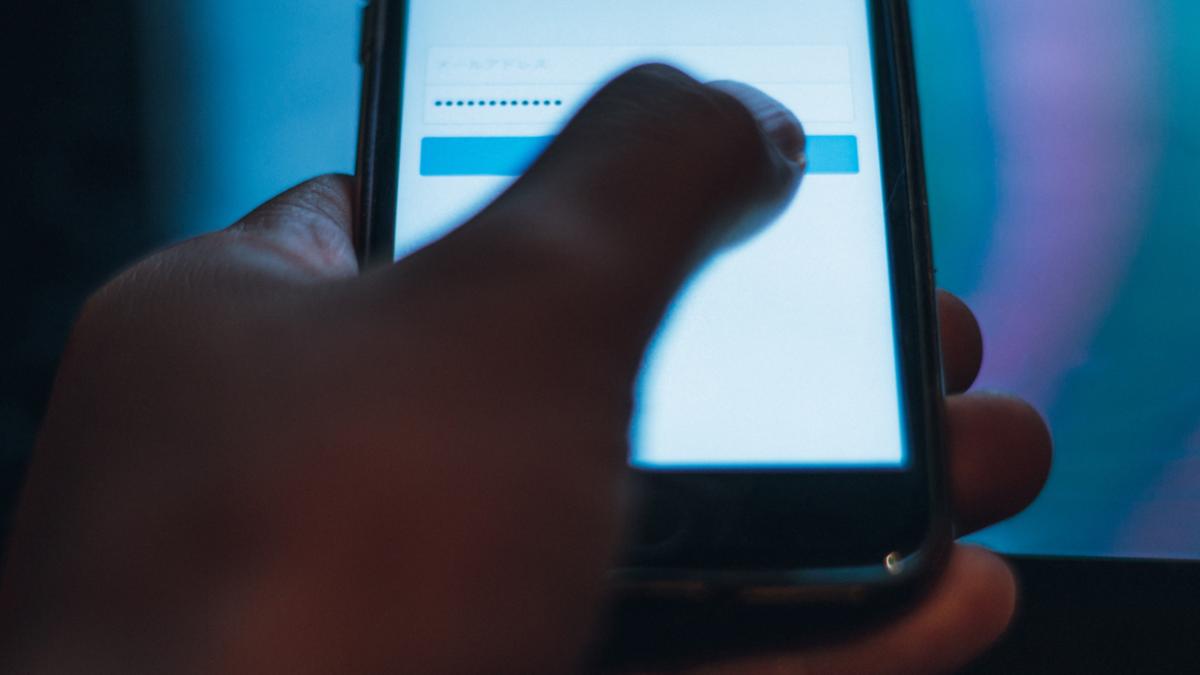 WhatsApp and Facebook security alert issued over malicious Android apps