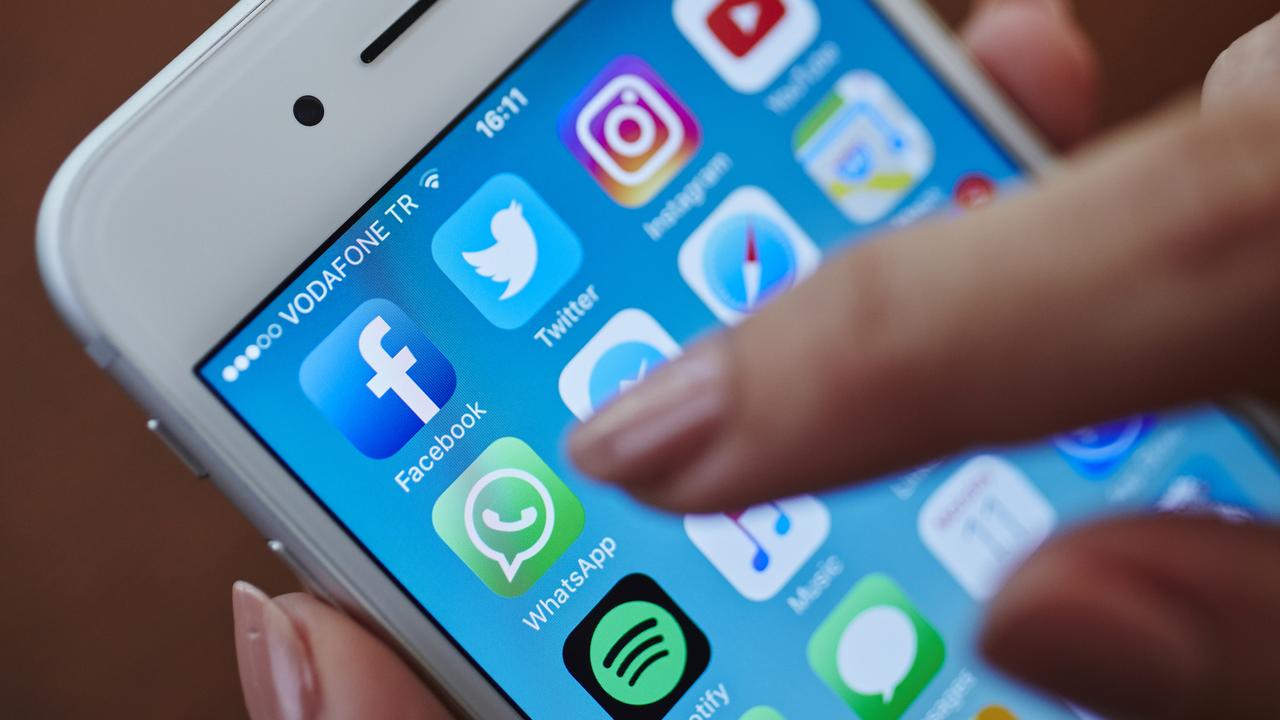 WhatsApp privacy updates: Silently leave group chats, appear offline, screenshot blocking