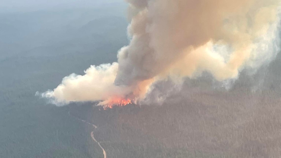 Wildfires burning between Bend and Crater Lake after lightning storms