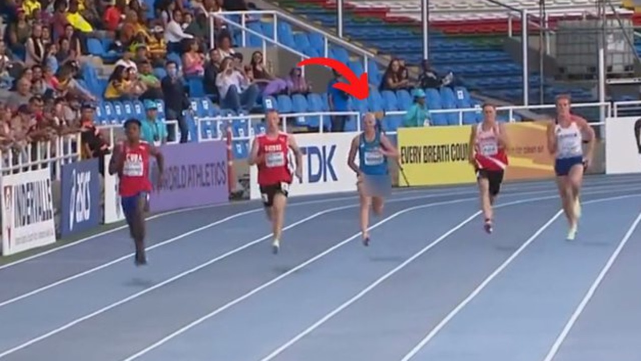 World Athletics Championships U20: Alberto Nonino wardrobe malfunction in decathlon 400m
